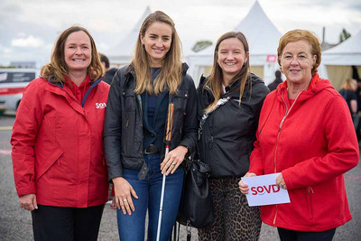 Vier Frauen stehen nebeneinander. 