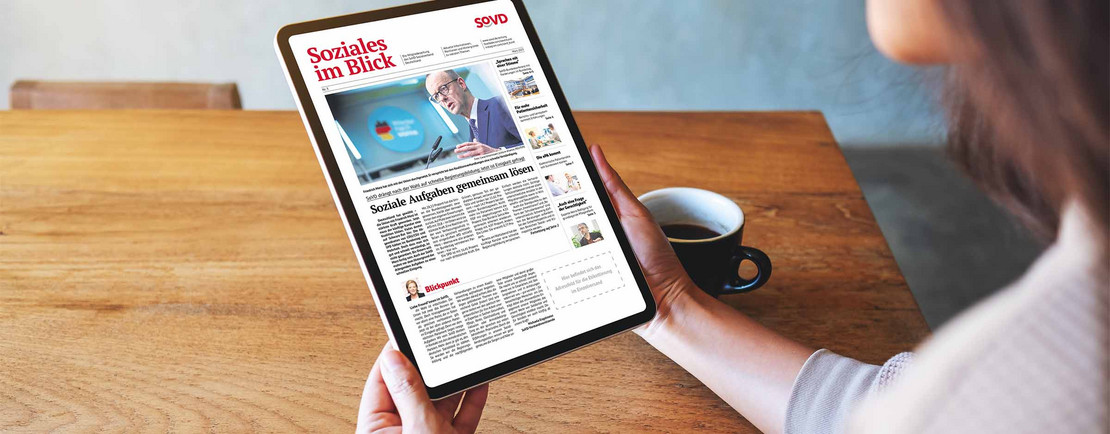 Frau liest auf dem Tablet eine Ausgabe der SoVD-Mitgliederzeitung