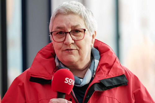 Frau spricht in ein SoVD-Mikrofon. 