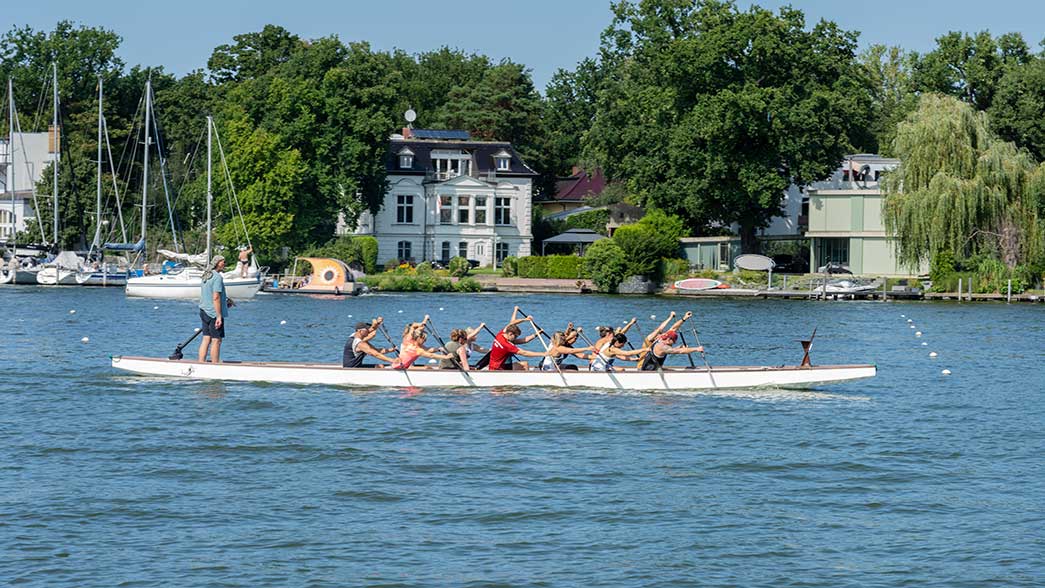 Ruderboot mit acht Menschen besetzt. 