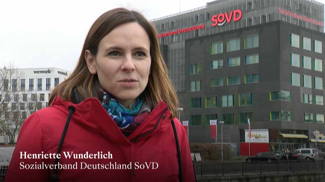 Frau vor der SoVD-Bundesgeschäftsstelle; Bauchbinde: Henriette Wunderlich